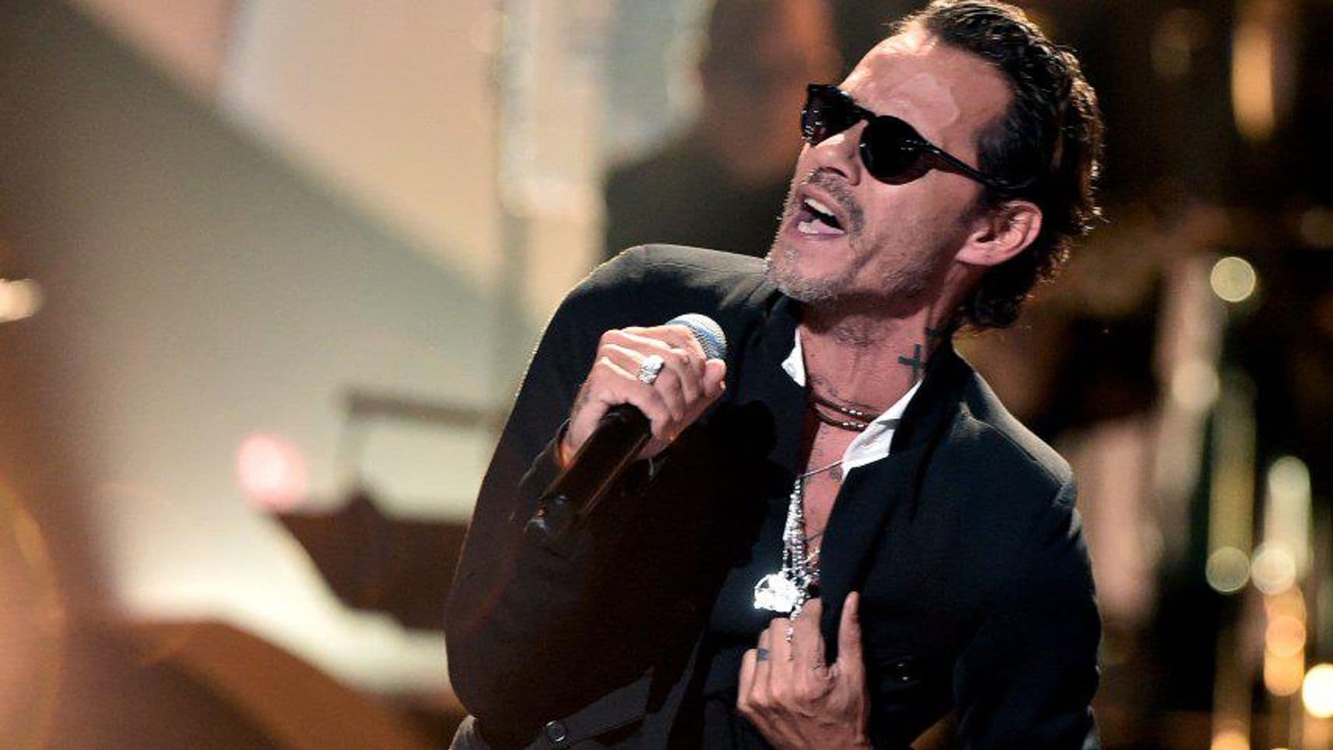 ¡Adorables! Marc Anthony y su 'mini' imitador conquistan el escenario