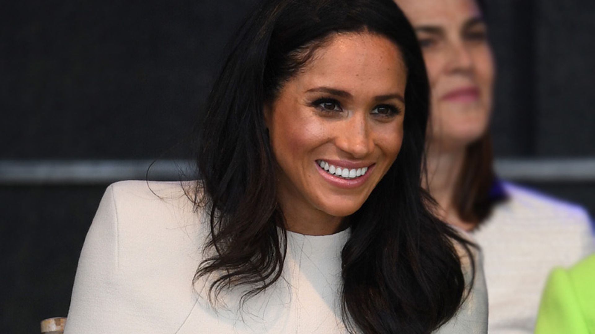 El día que Meghan Markle recordó a Angelina Jolie con un vestido capa