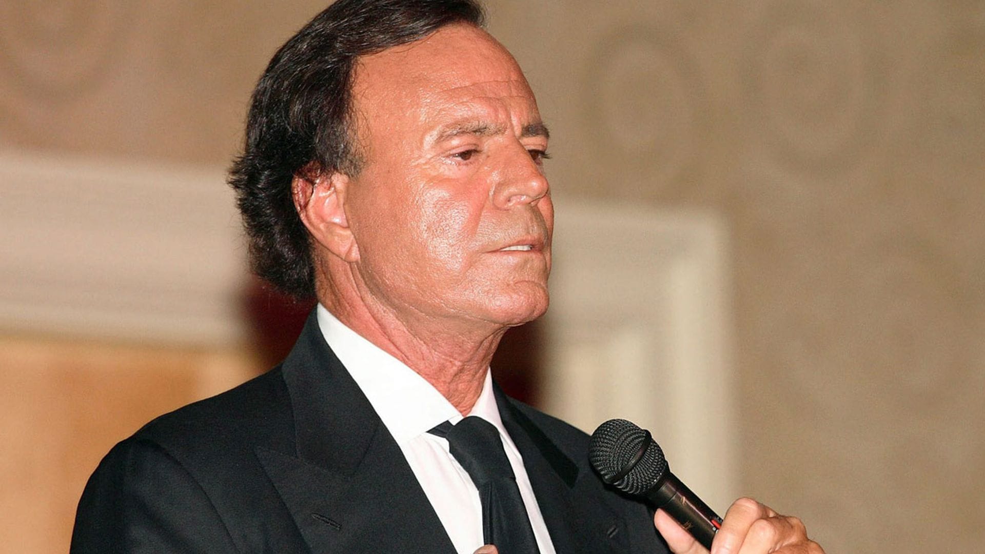 'Estoy escondido porque tengo pánico al COVID-19', Julio Iglesias explica cómo se siente