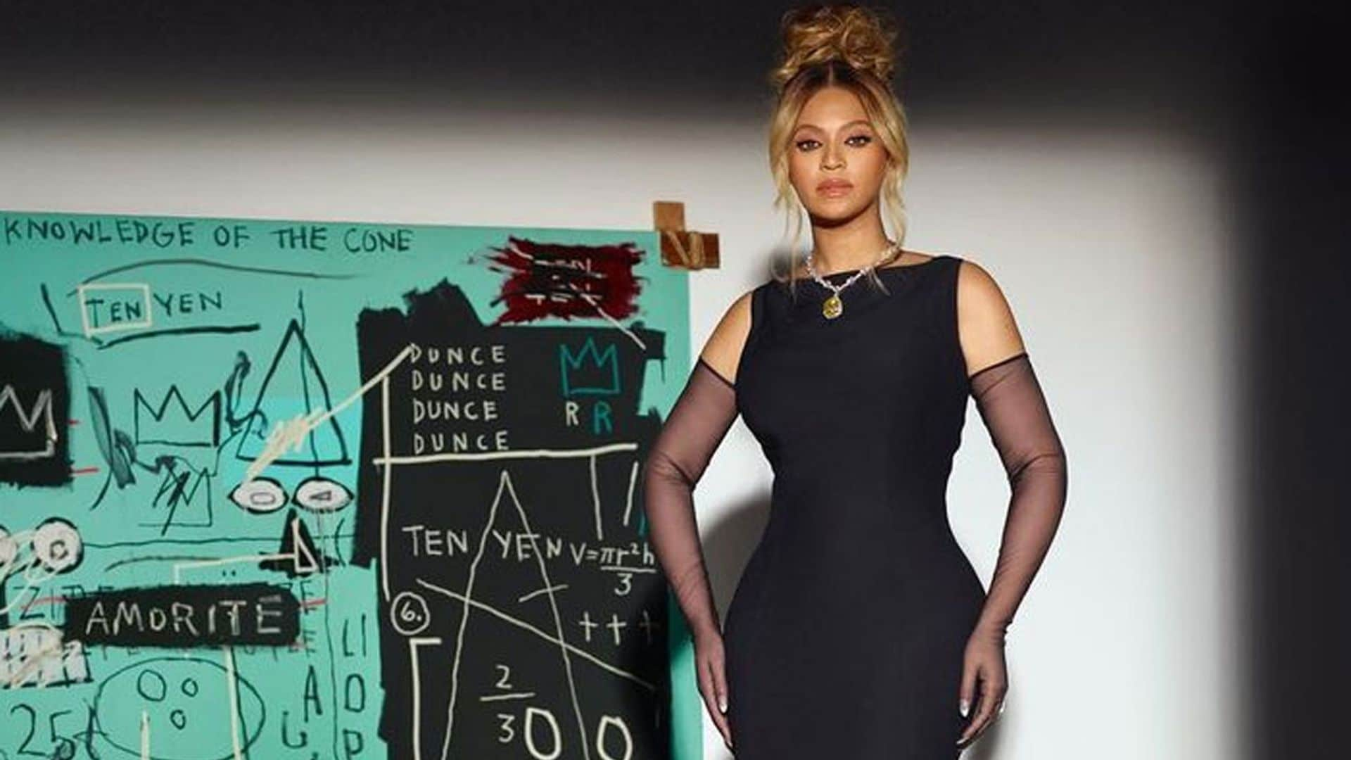 Beyoncé se convierte en Audrey Hepburn con un vestidazo negro y joyas de casi 150 años