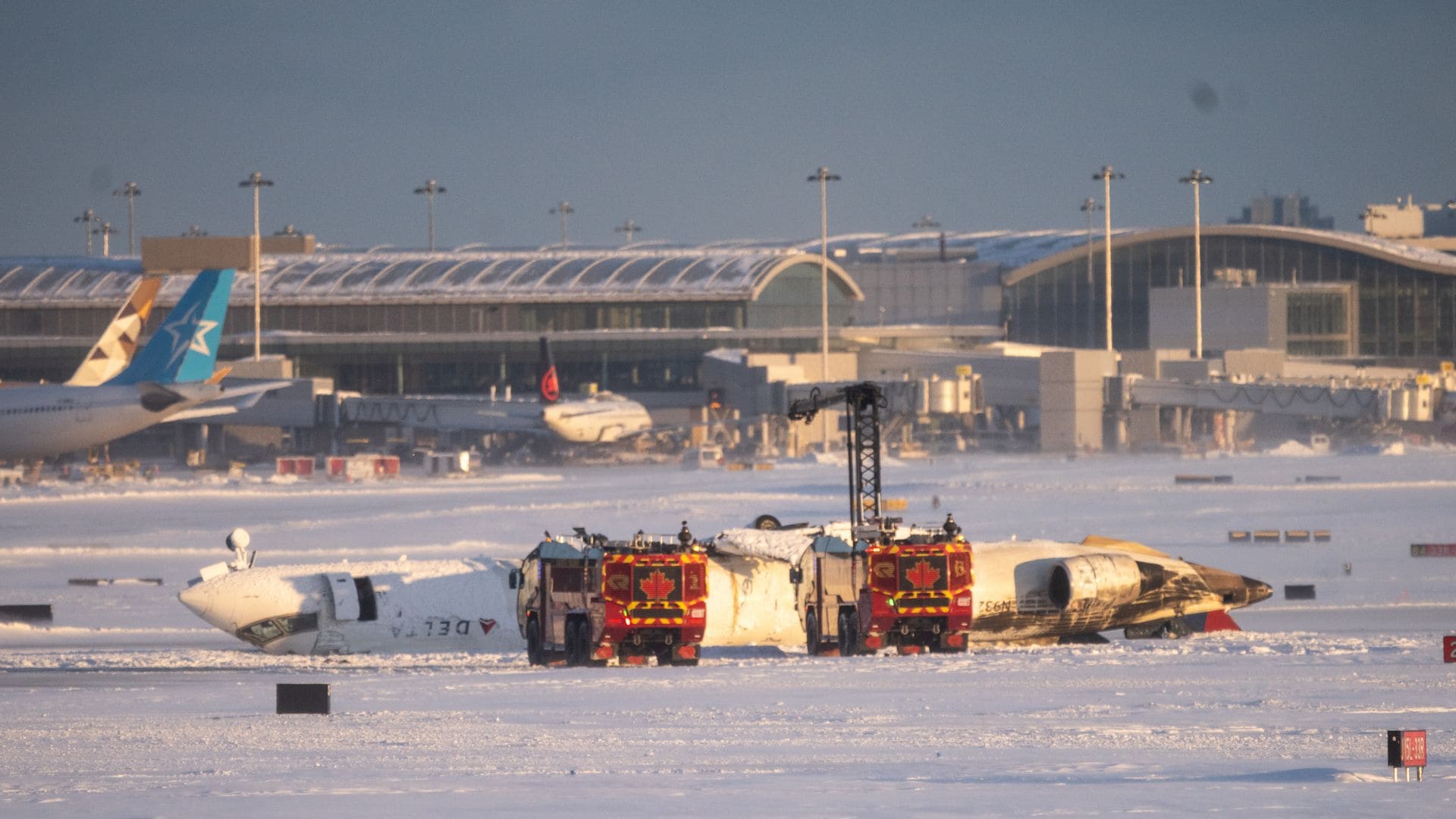 Las impactantes imágenes del avión que volcó al aterrizar en Toronto