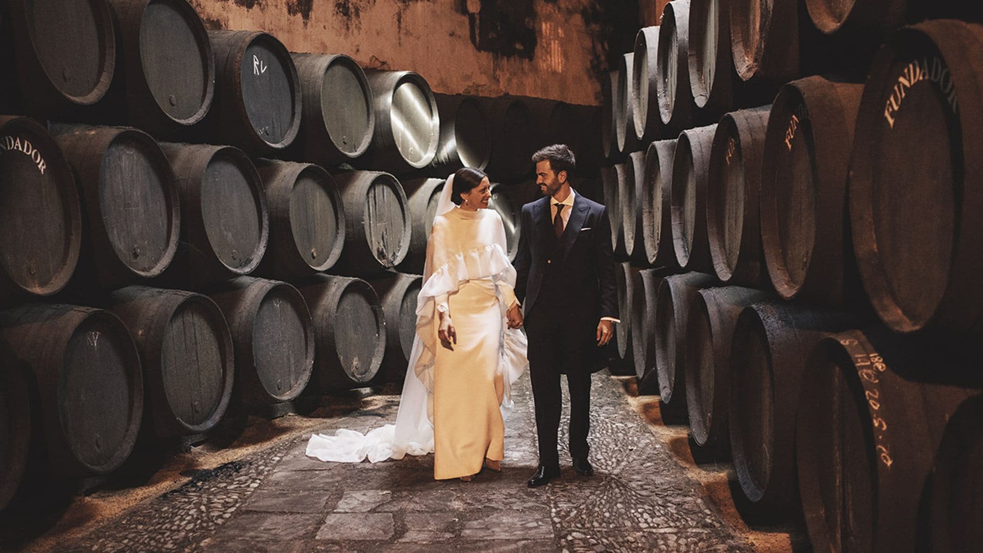 La historia de Alicia: la novia del vestido transformable con capa y la boda en Jerez de la Frontera