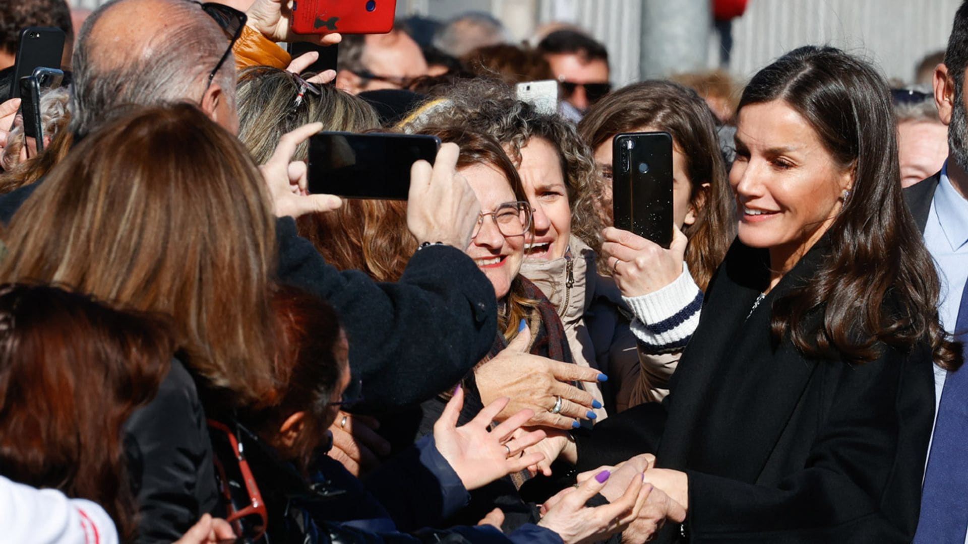 La reina Letizia, primer baño de multitudes del año en su viaje a Alicante