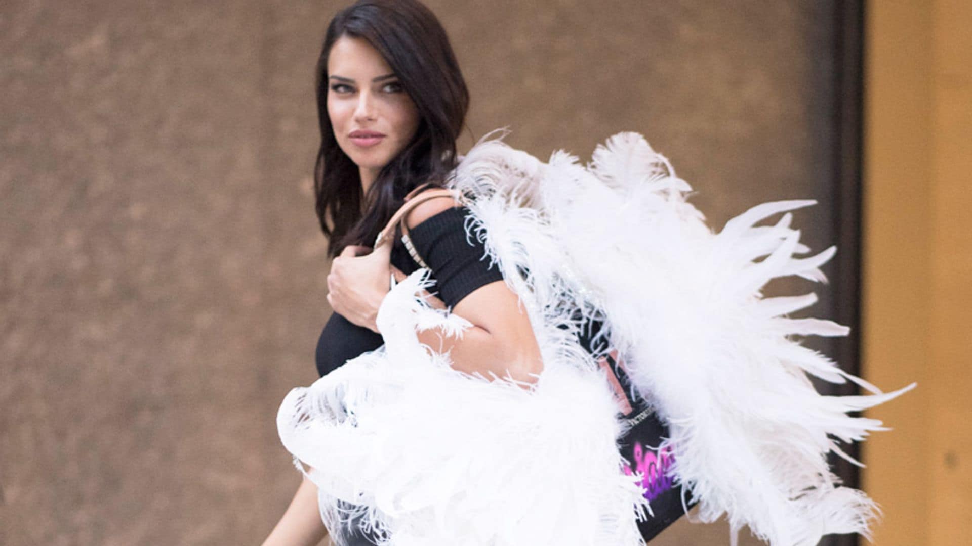 Adriana Lima pone fecha a su retirada de Victoria’s Secret