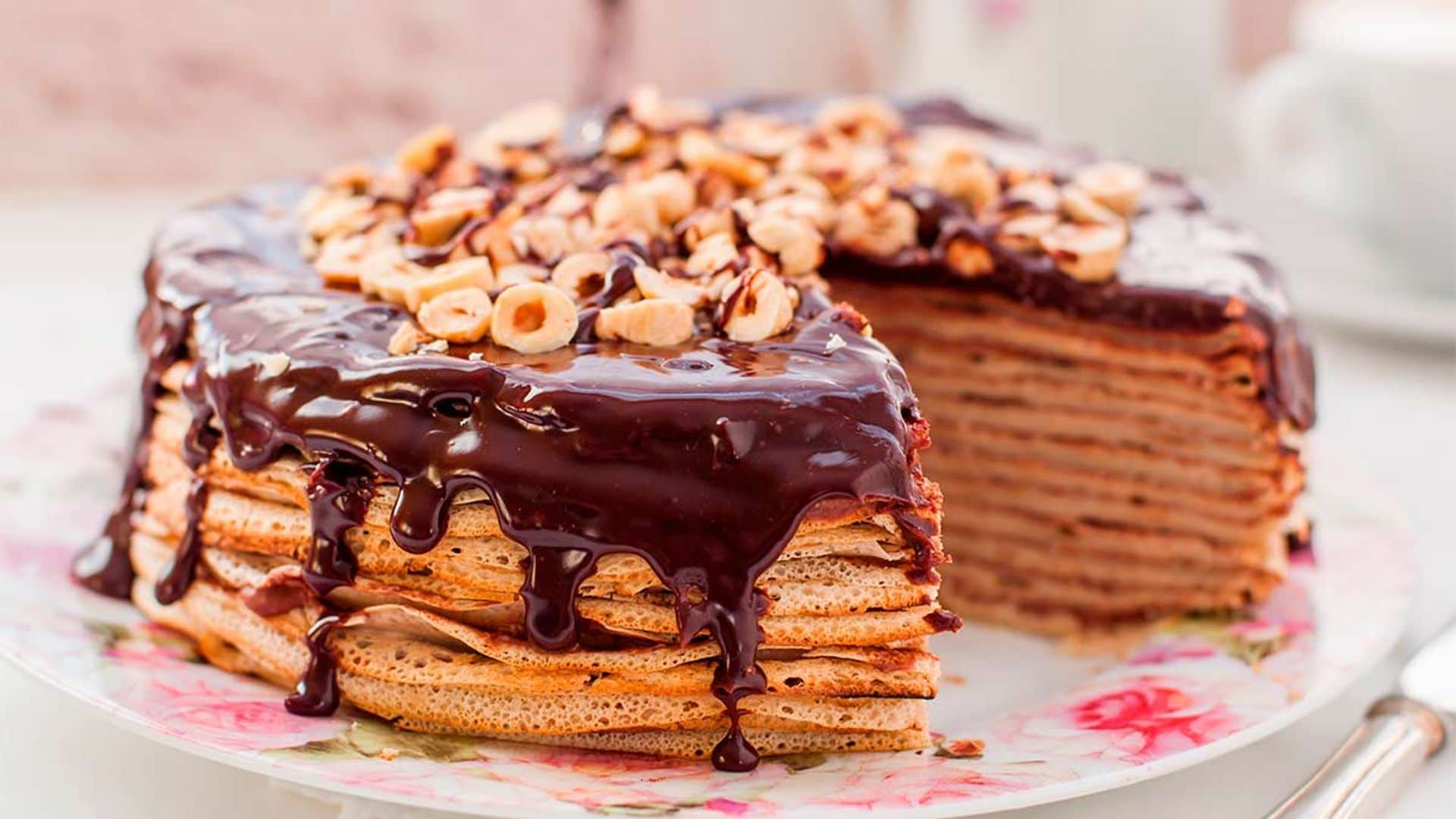 Tarta de crepes con chocolate y avellanas