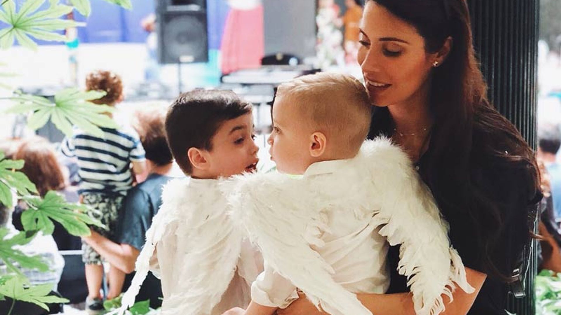 Pilar Rubio, una orgullosa mamá de sus 'angelitos' en la función de fin de curso