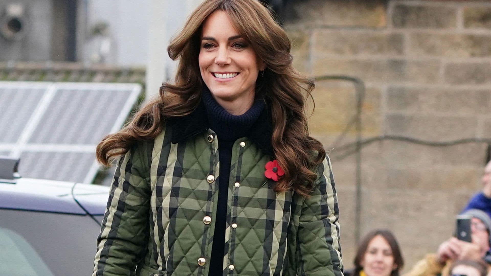 El look británico e informal de la princesa de Gales en Escocia con botines 'track' y chaqueta impermeable