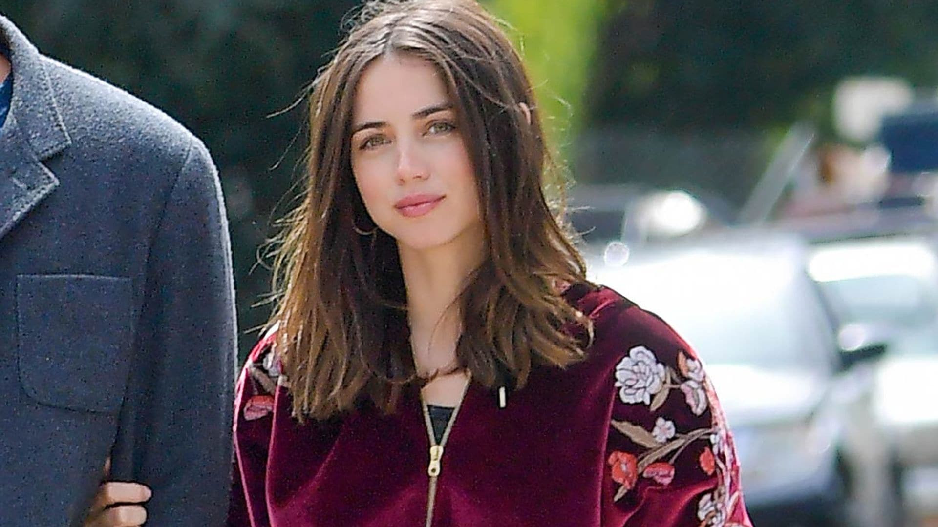 Ana de Armas continúa su maratón 'comfy' con sudadera de terciopelo y sus zapatillas preferidas