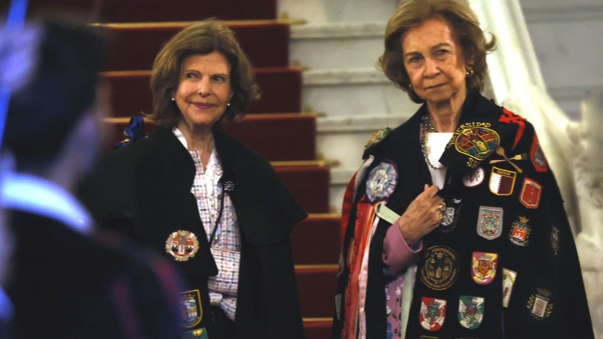 La reina Sofía y Silvia de Suecia, sorprendidas por la tuna en plena ruta turística por Salamanca