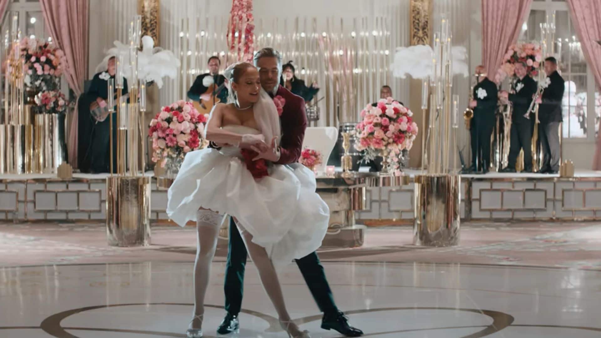 Los dos sugerentes vestidos de novia que Jennifer Lopez ha estrenado en su nuevo videoclip