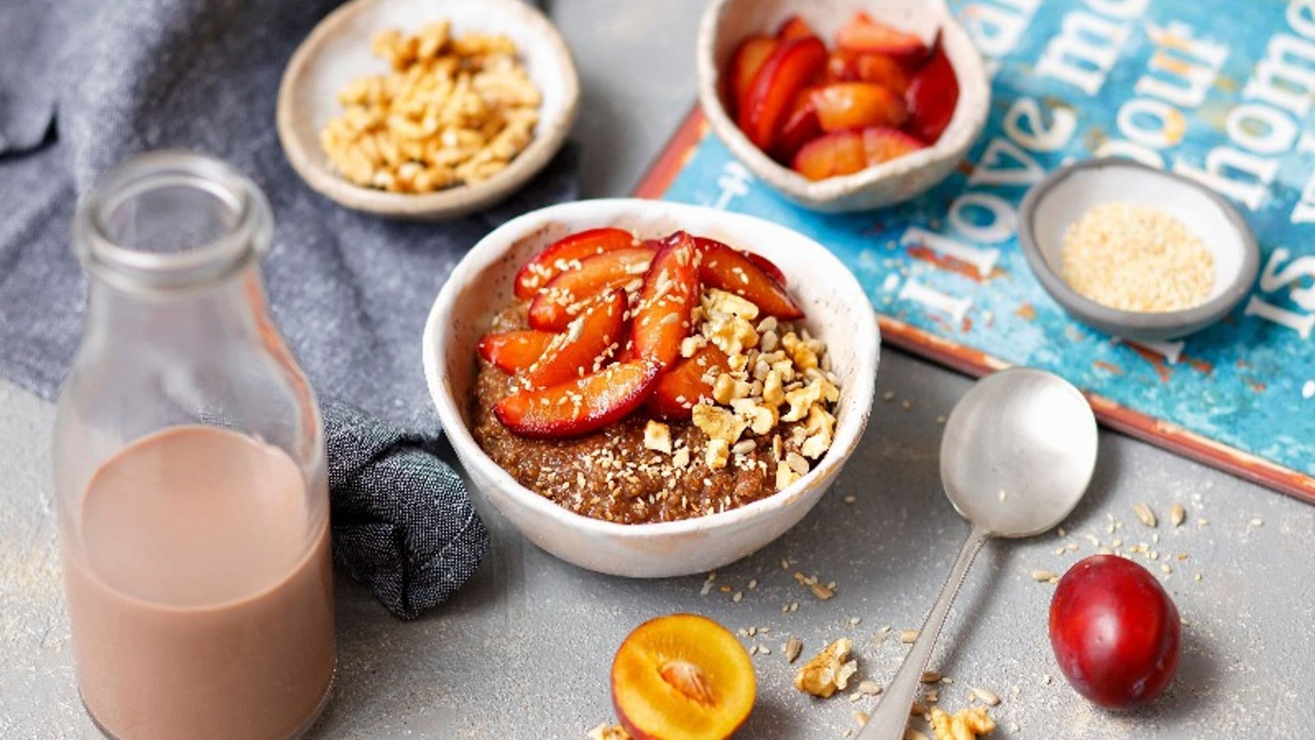 'Porridge' de quinoa con chocolate y ciruelas