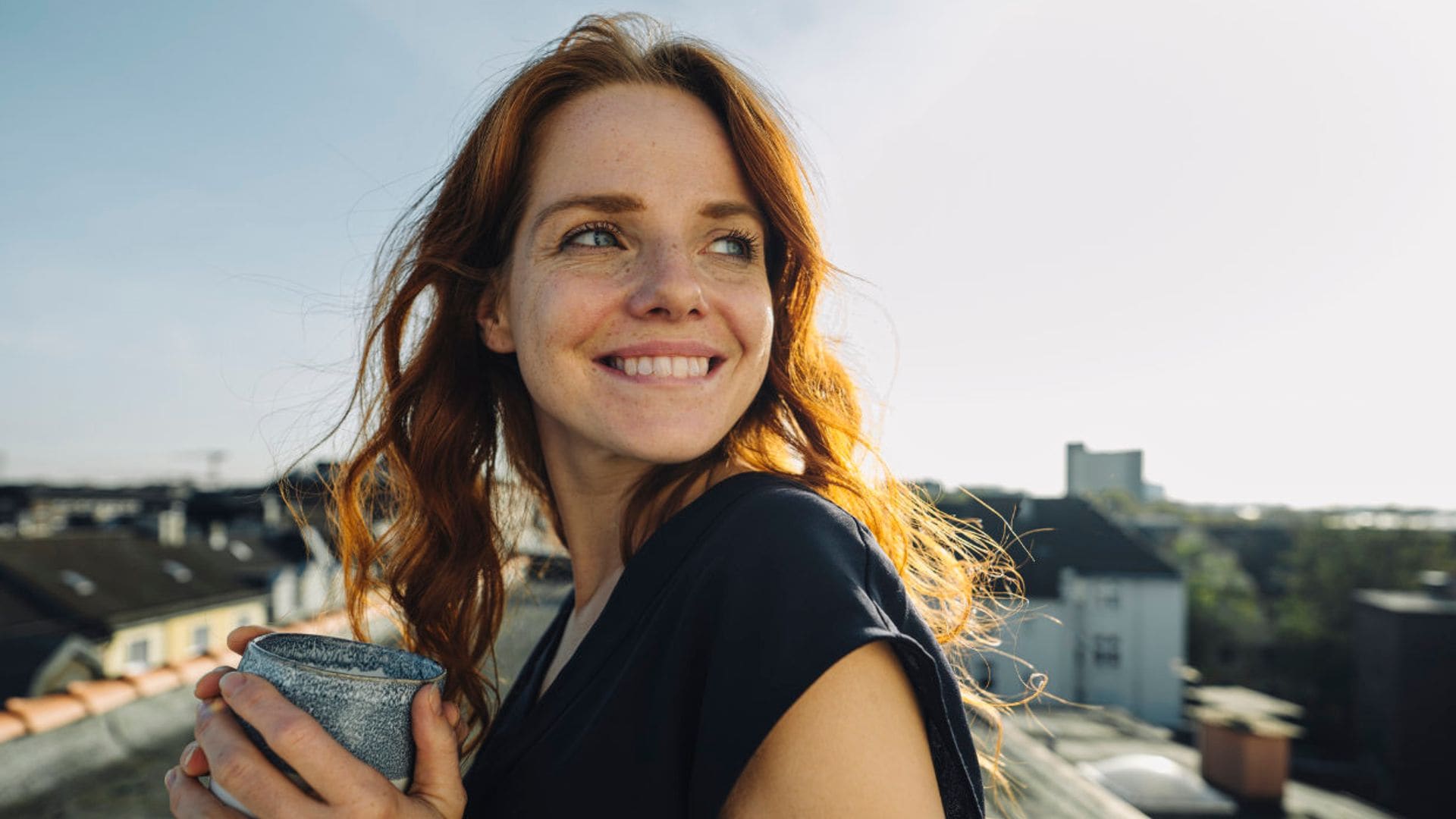 mujer sonriente tranquila