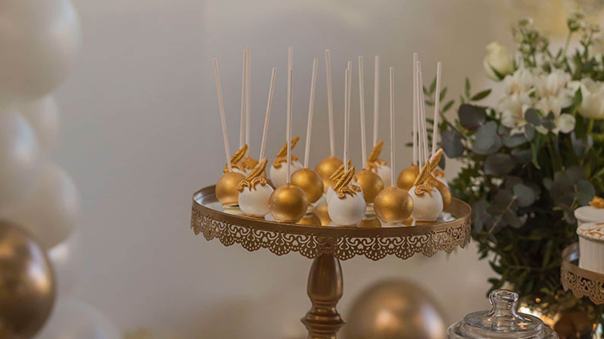 Mini esferas de chocolate blanco y oro rellenas de mousse de vainilla