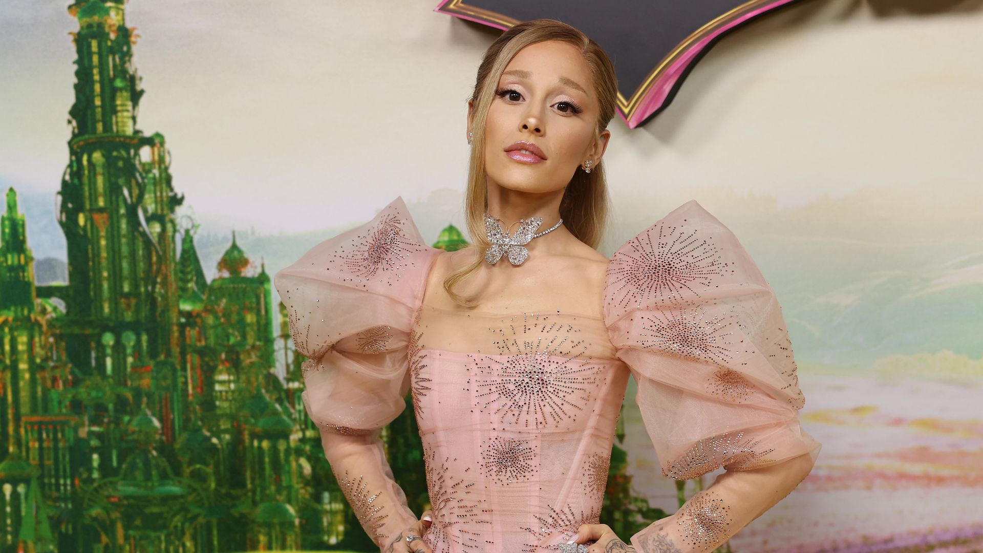 Ariana Grande impacta con un espectacular vestido de tul rosa en el estreno australiano de 'Wicked'