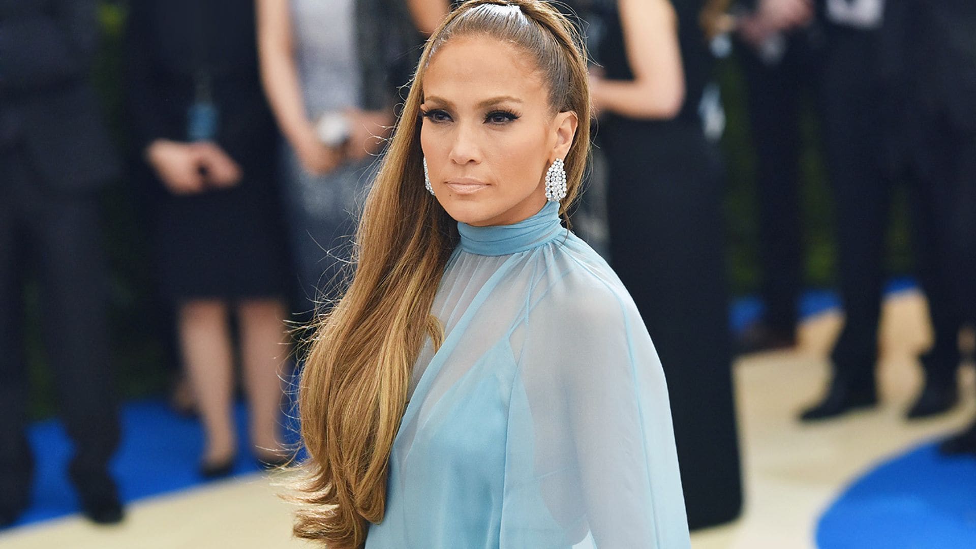 Ni recogido ni extensiones, los fans de Jennifer Lopez eligen este como su look favorito