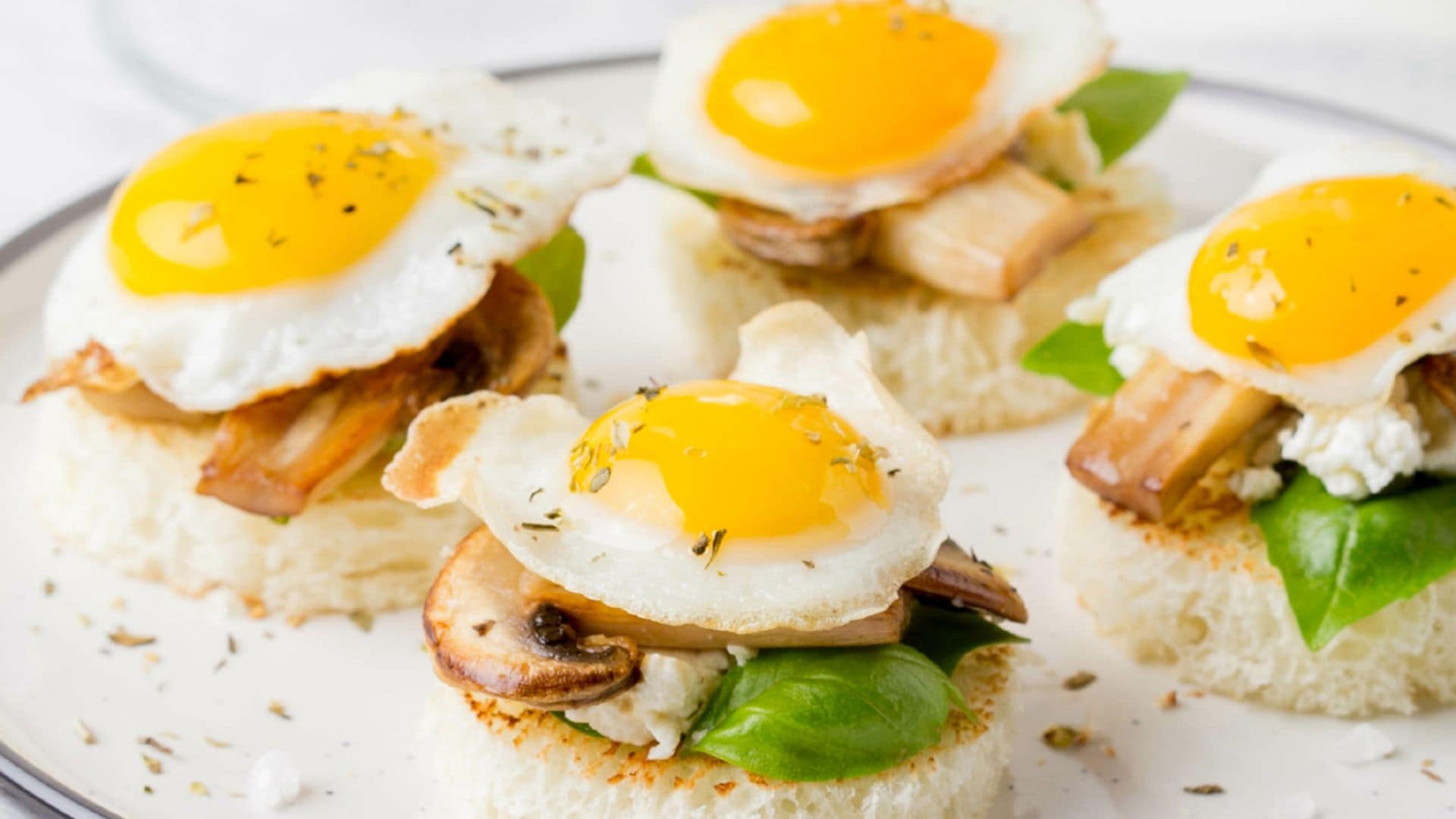 Canapés de huevo, champiñón y queso cremoso