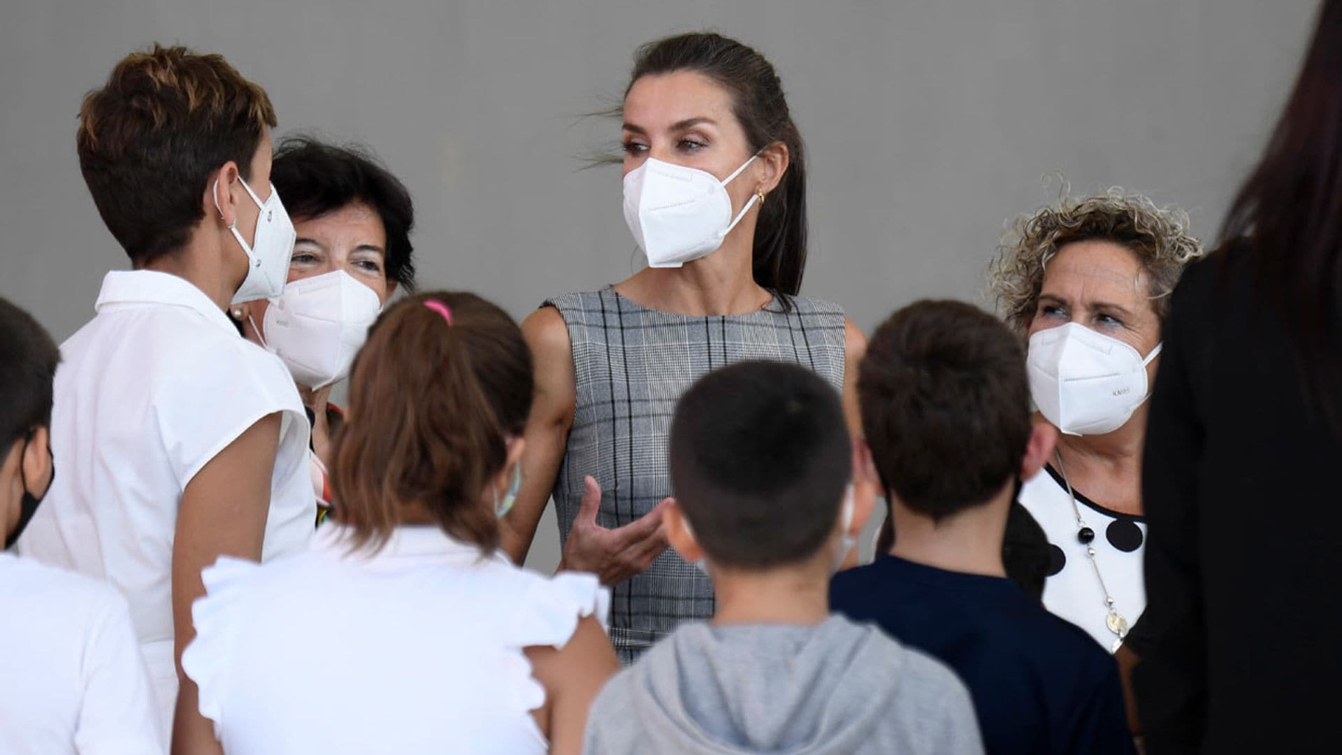 La Reina cambia de mascarilla en el inicio del curso tras el confinamiento de Leonor