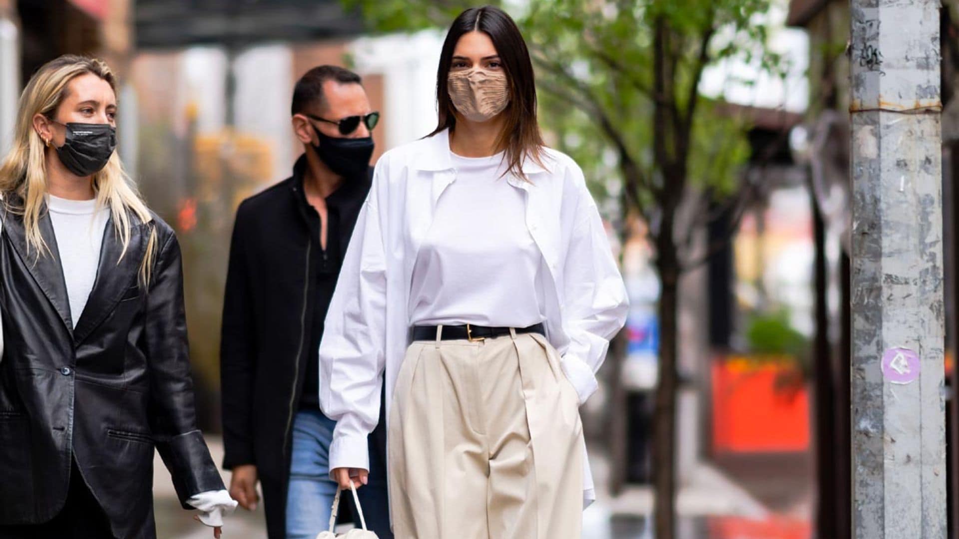 ¿Quién dijo que unos pantalones de pinza tienen que ser formales? Kendall Jenner lo desmiente