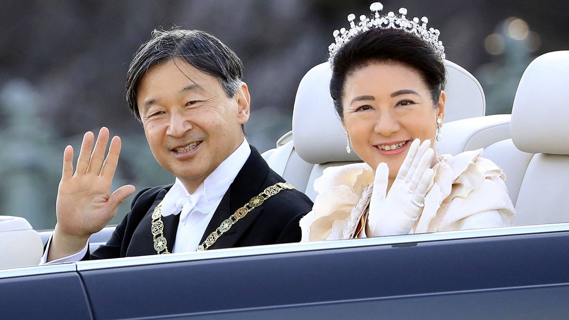 Música y mucha emoción en el desfile de los emperadores Naruhito y Masako de Japón