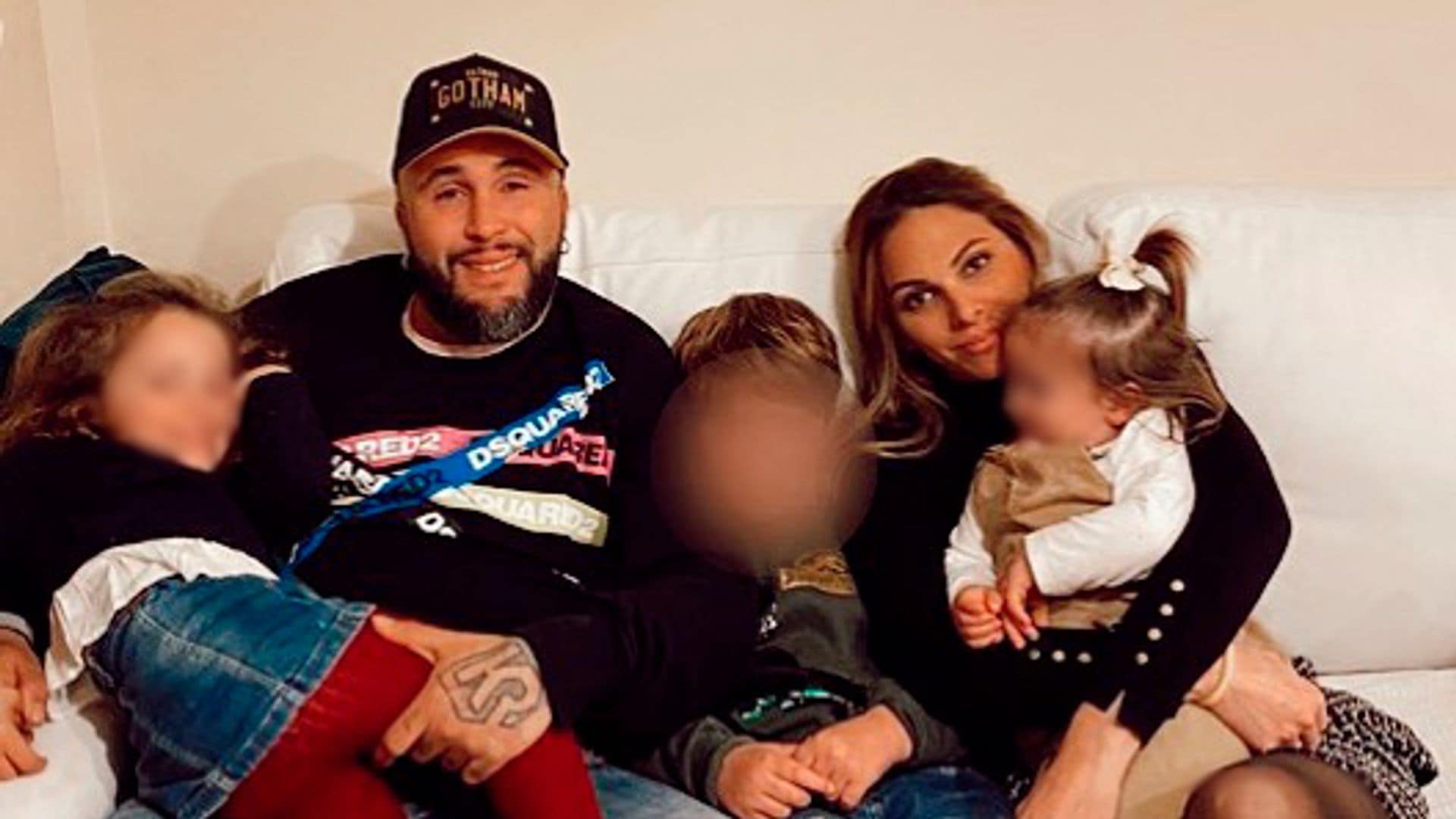 Kiko Rivera posa feliz junto a su mujer y sus tres hijos y responde de forma tajante a la entrevista de su hermana Isa