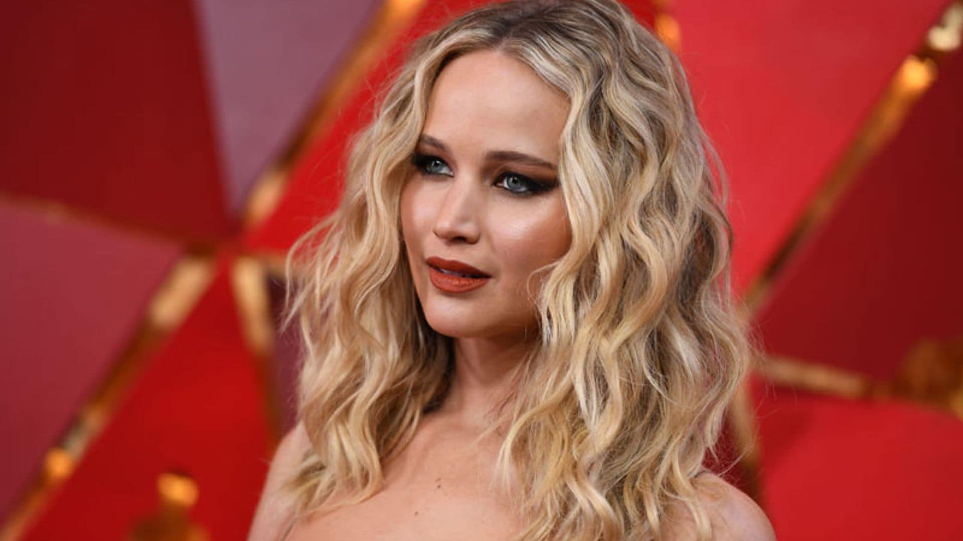 Degradado y al hombro, Jennifer Lawrence estrena el 'lob' de los cabellos ondulados