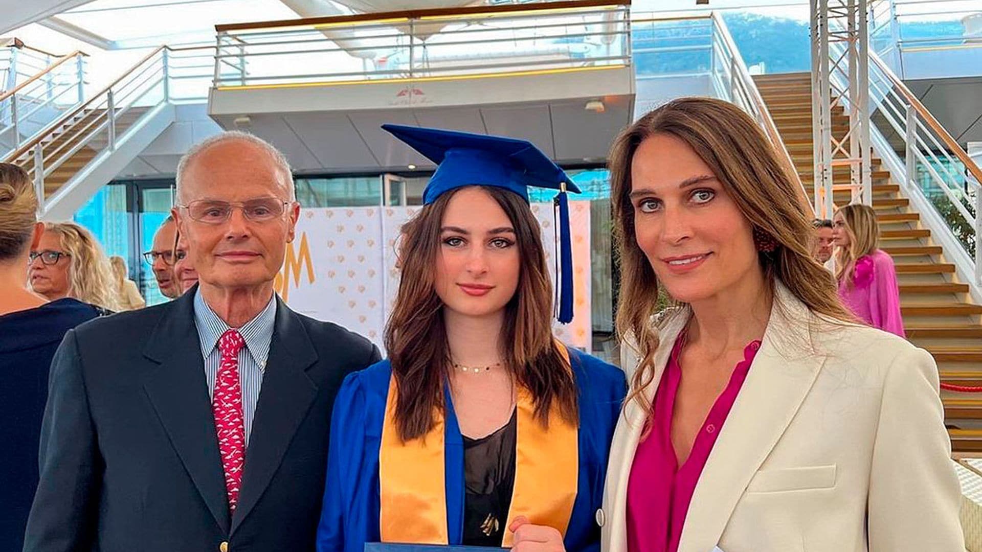 Eulalia de Orleans-Borbón, ahijada de don Juan Carlos, celebra su graduación en Mónaco rodeada de su familia