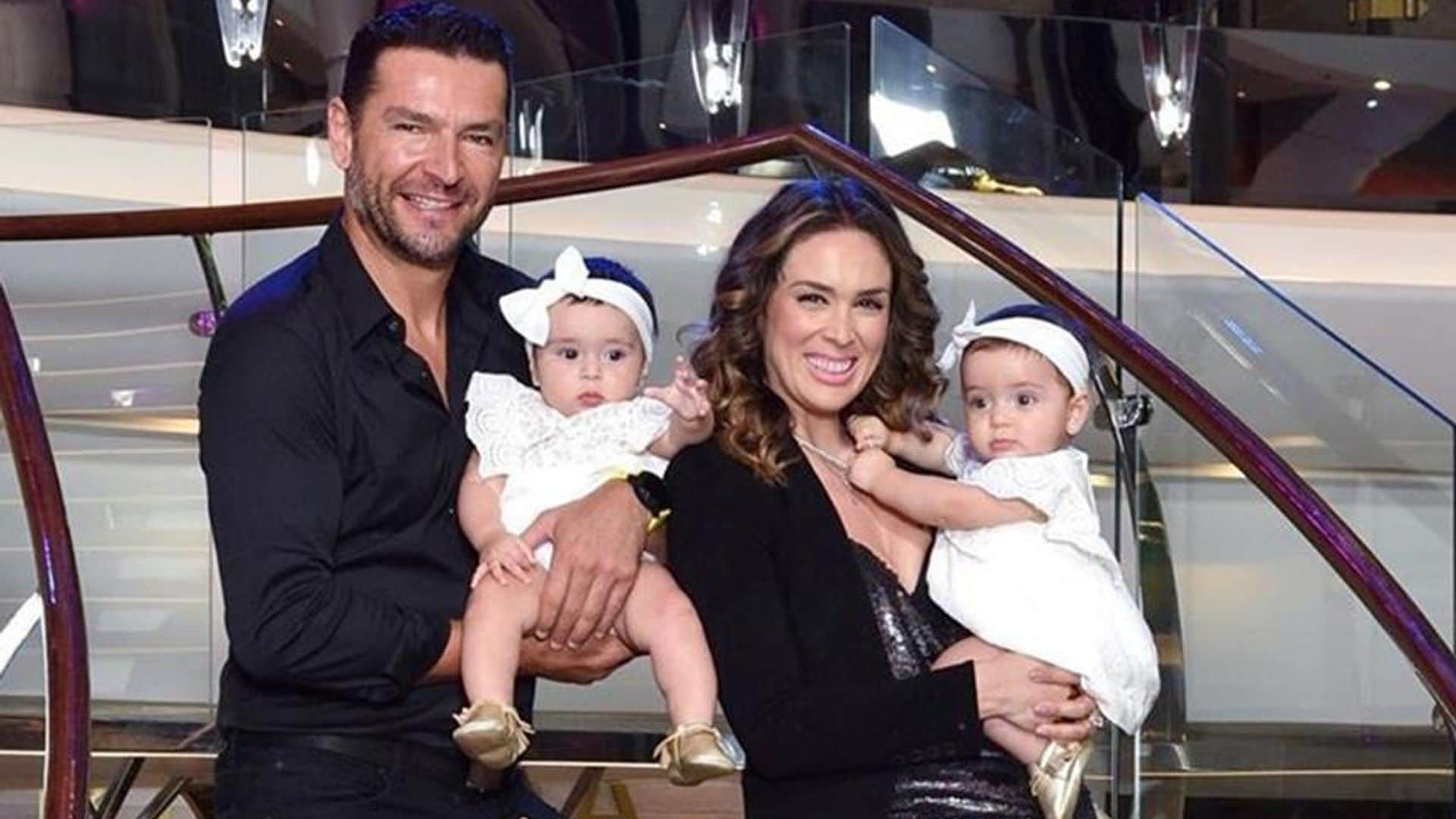 ¡Adorables! Las mellizas de Jacqueline Bracamontes ya gatean