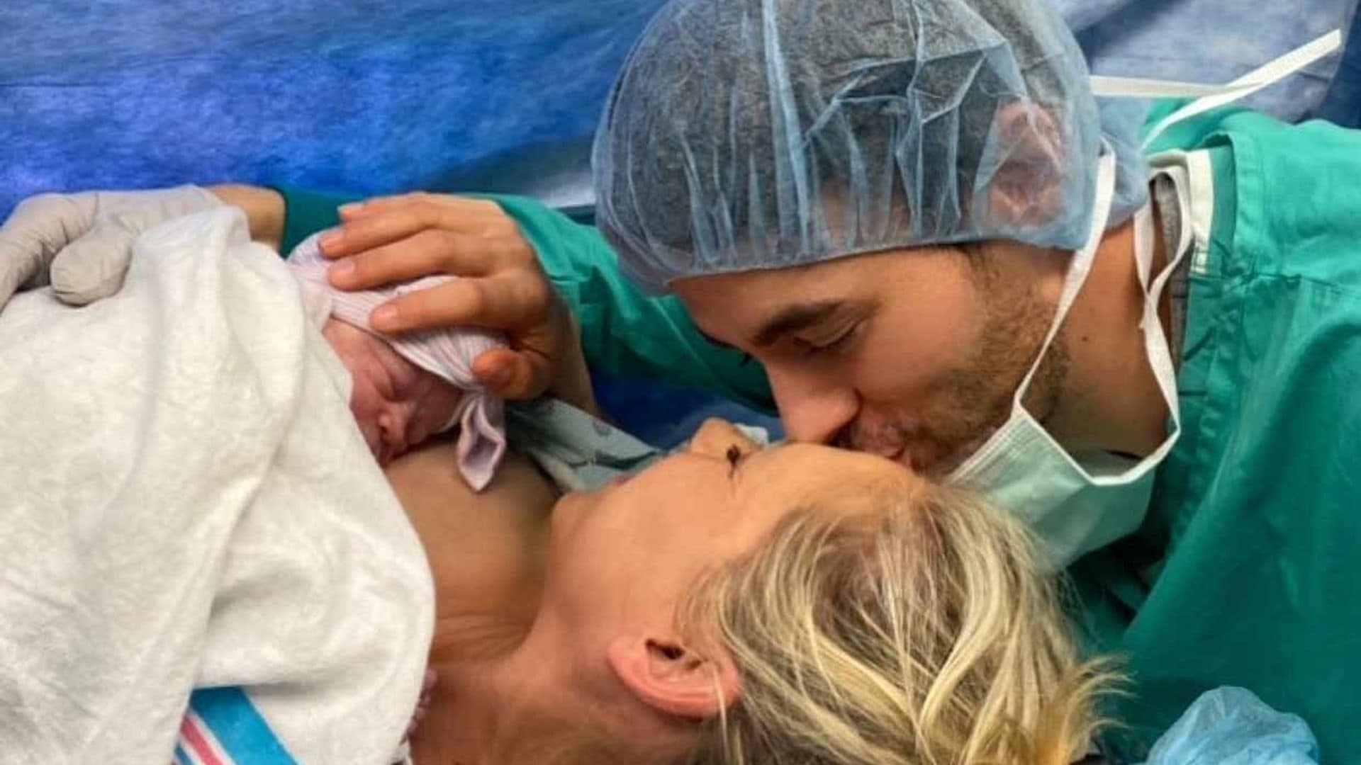 Ya conocemos el nombre de la hija recién nacida de Enrique Iglesias y Anna Kournikova