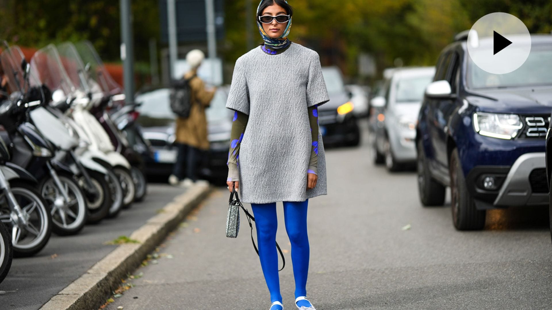 Cómo darle un giro a tus looks de minifalda en invierno con unas medias de colores