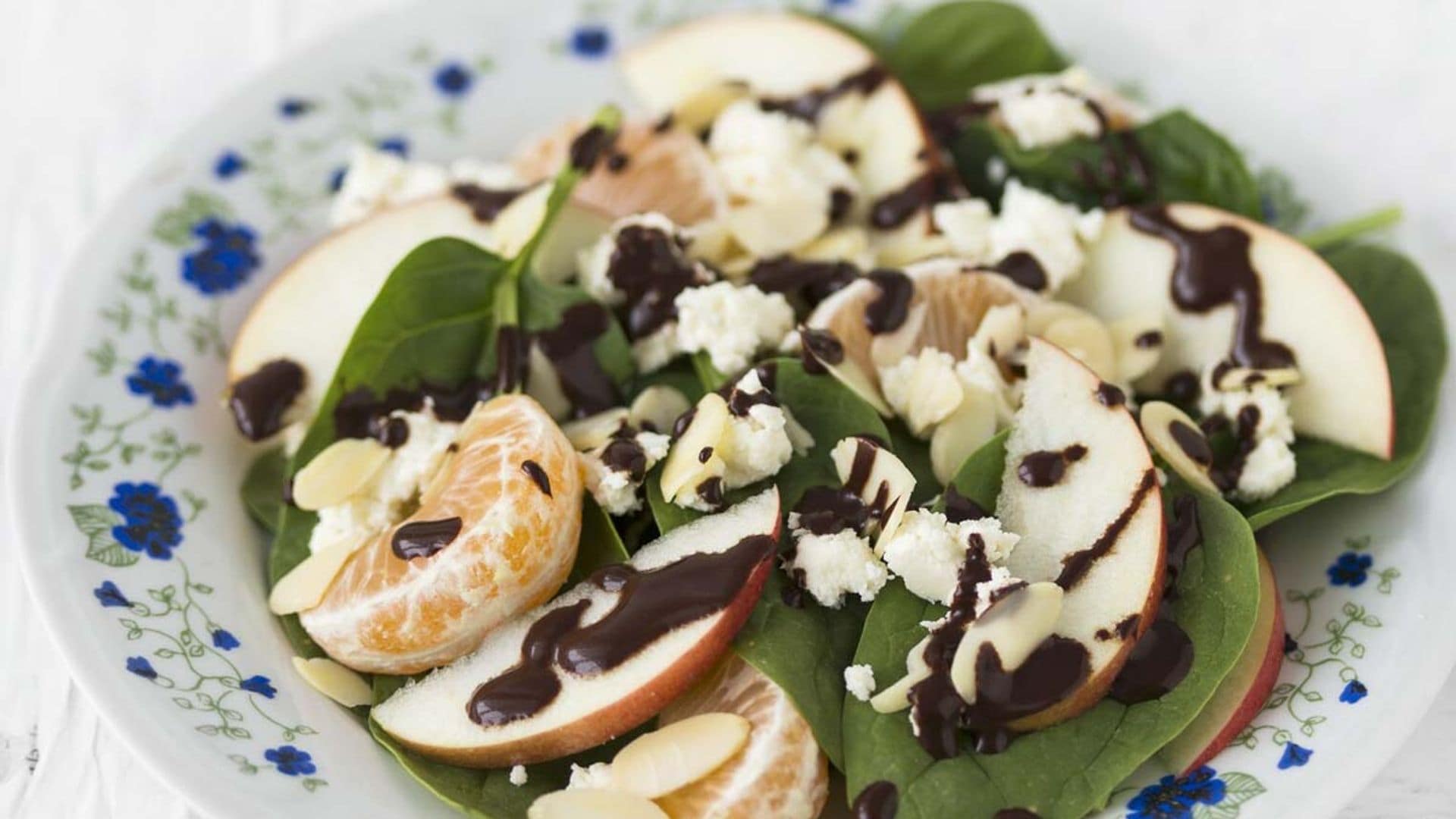 Ensalada de espinacas, fruta y vinagreta de cacao