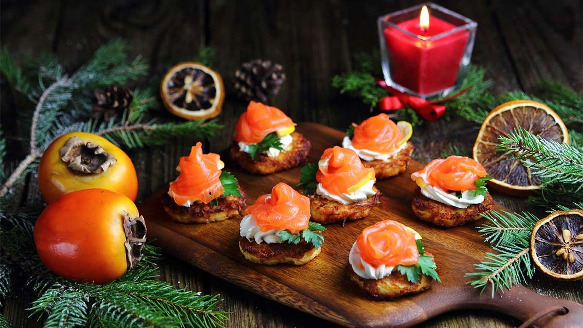 Aperitivo de salmón ahumado sobre tortitas de patata y caqui