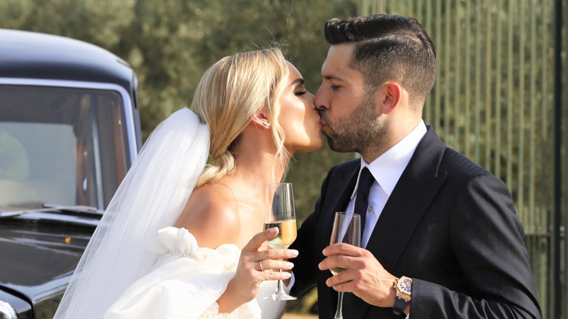 Del beso de los novios al impresionante coche nupcial: los mejores momentos de la boda de Jordi Alba y Romarey Ventura