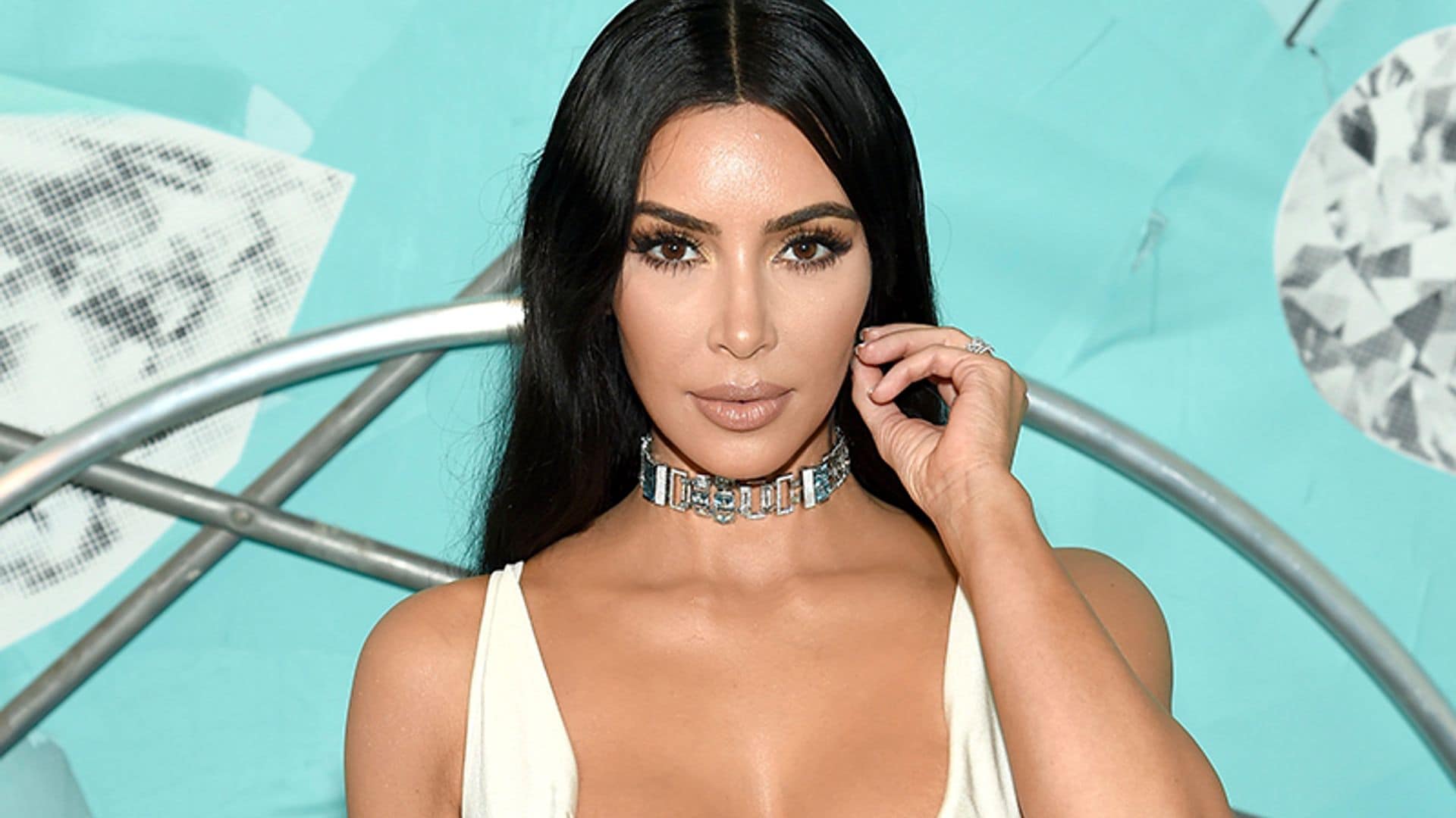 Cómo debes dormir para no tener bolsas ni ojeras, según el dermatólogo de Kim Kardashian