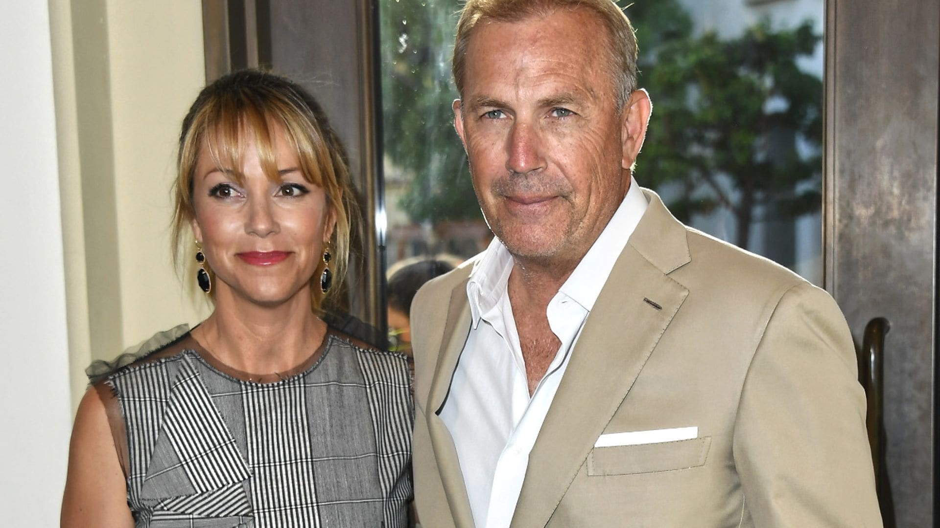 El acuerdo de divorcio le da a la exmujer de Kevin Costner la mitad del dinero que pedía