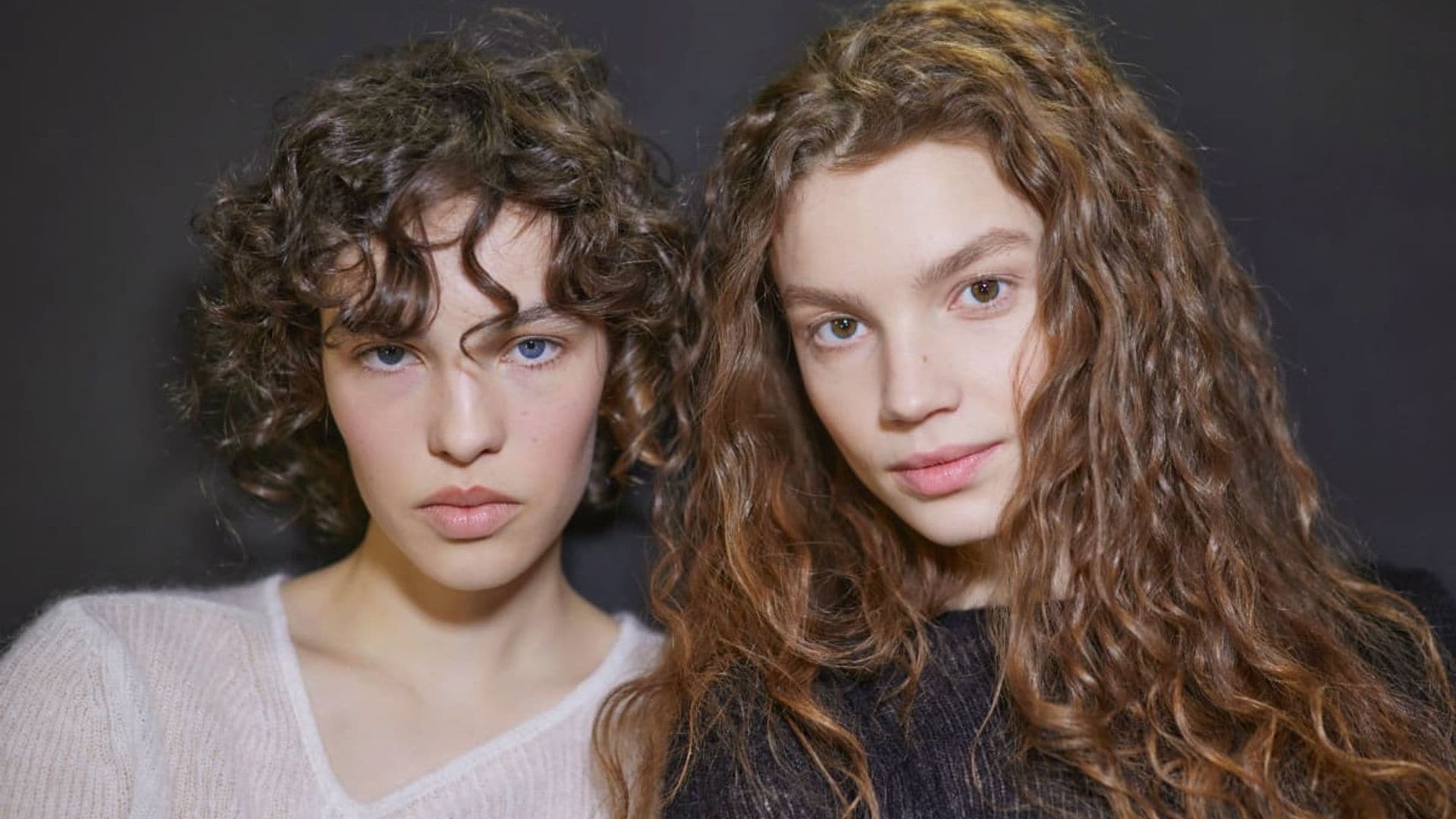 Consigue unos rizos definidos y sin 'frizz' (también en verano) con estos trucos virales