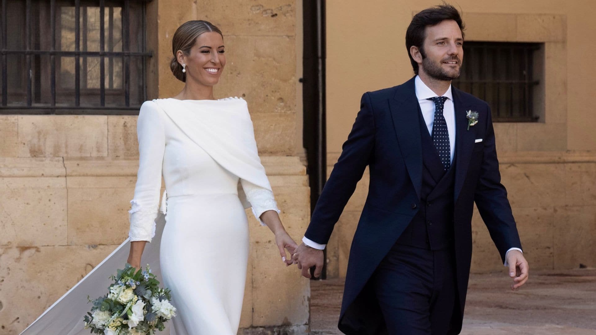 La historia de Ana, la novia del vestido minimalista con semicapa que celebró su boda en Oviedo