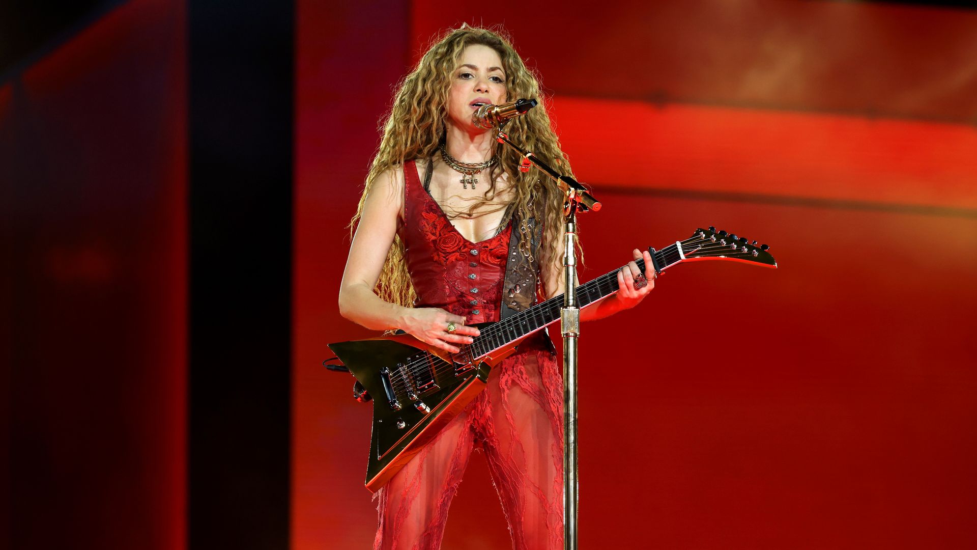 Shakira sorprende con lujosos brazaletes con más de 100 diamantes hechos a la medida para su gira