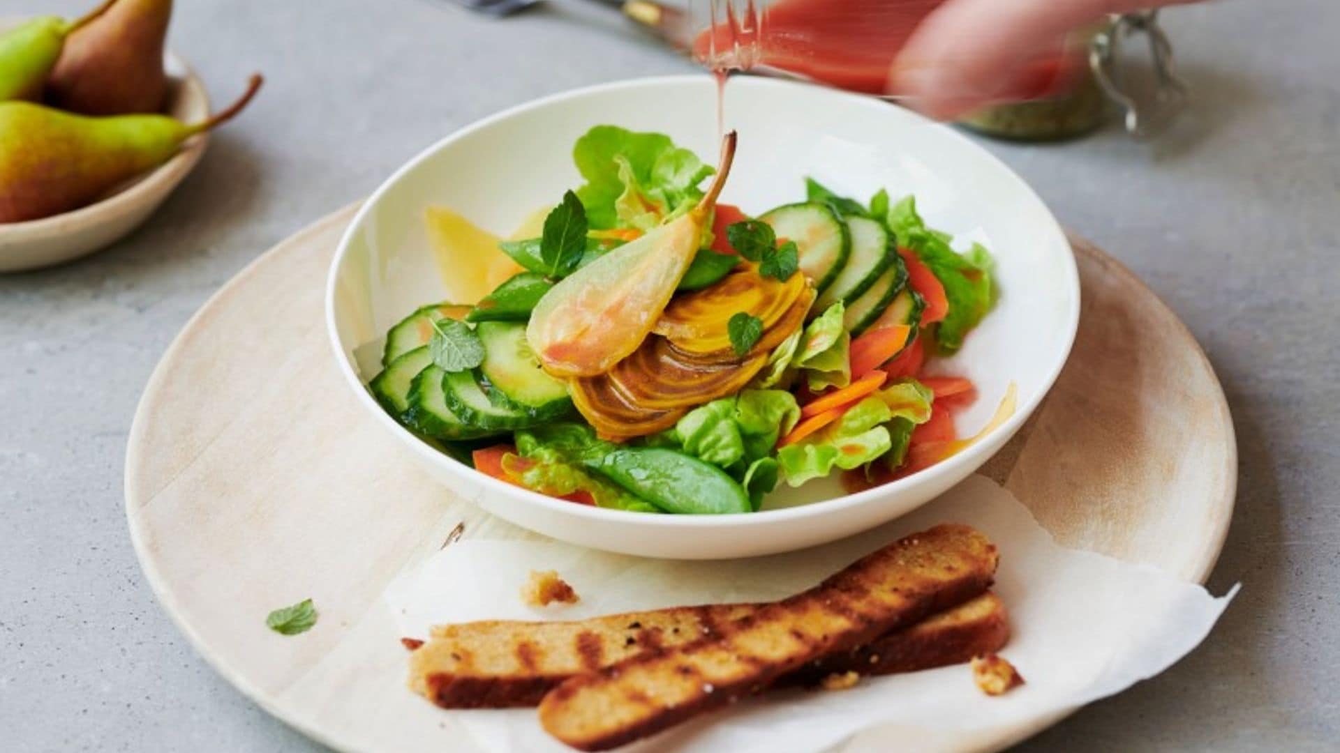 Ensalada de verduras y peras con vinagreta de fresas