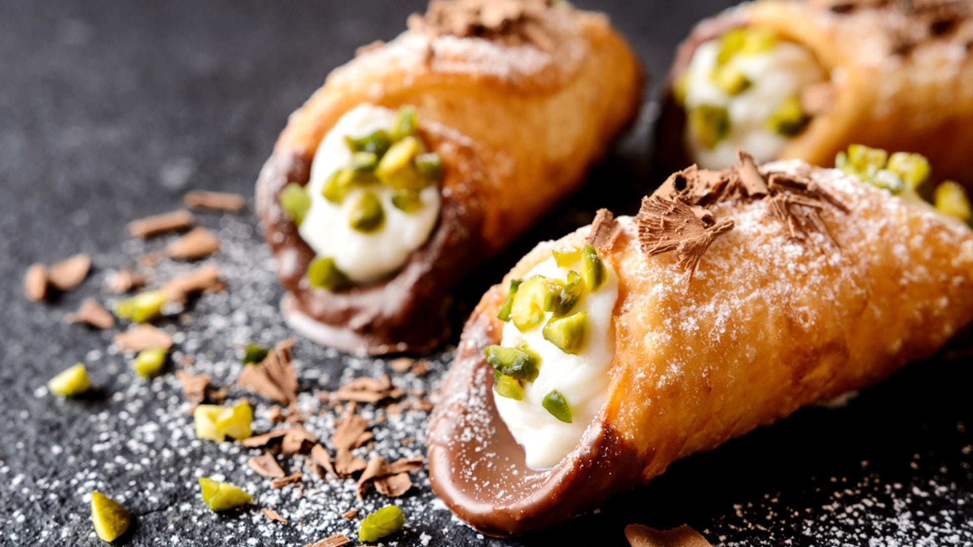 'Cannoli' con pistachos