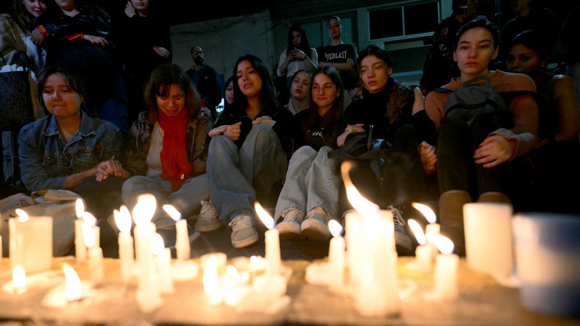 Velas, flores y muchas lágrimas: las imágenes del homenaje improvisado que le han hecho sus fans