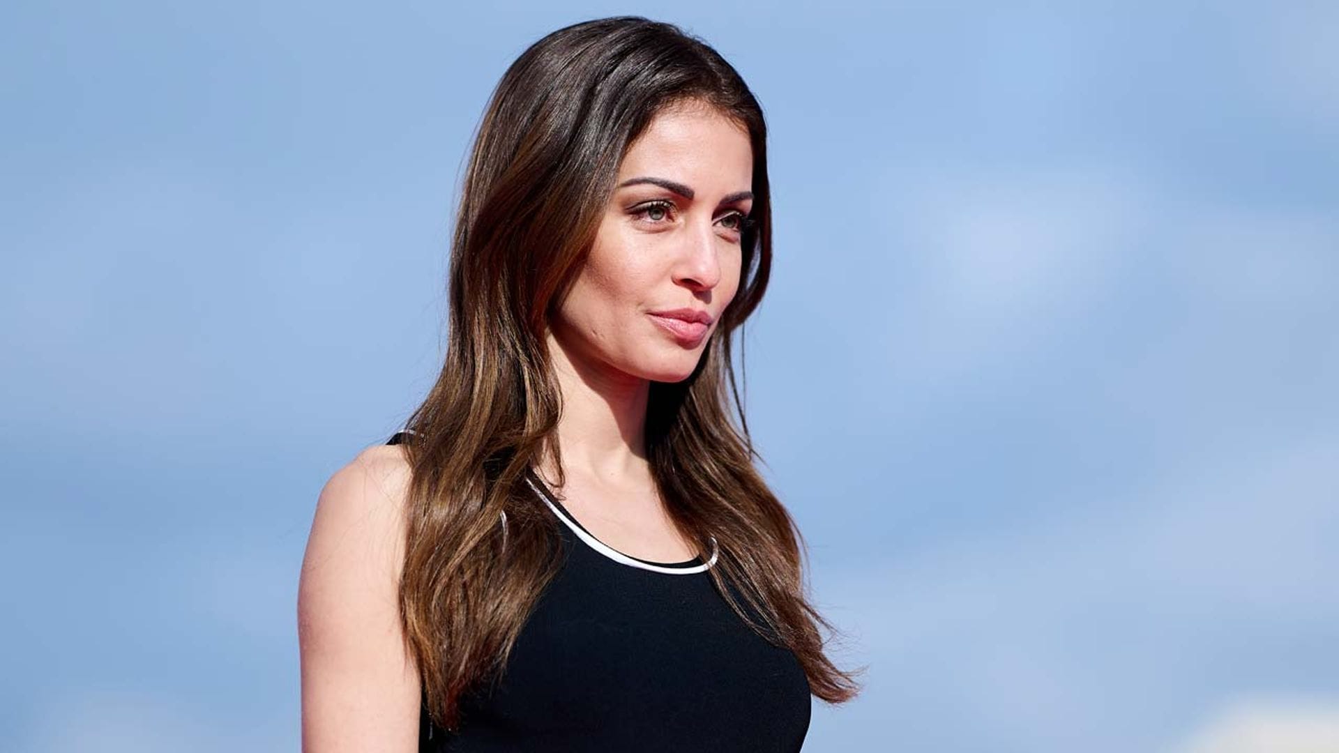 Hiba Abouk llega al Festival de Málaga con el combo infalible de primavera: 'little black dress' y zapatillas