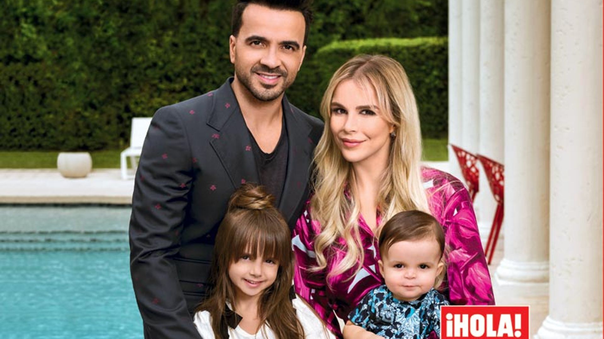 En ¡HOLA!, Luis Fonsi posa por primera vez con su familia en su casa de Miami