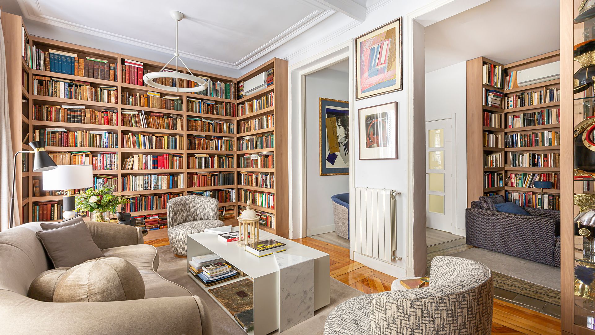 Salón otoñal con una gran librería