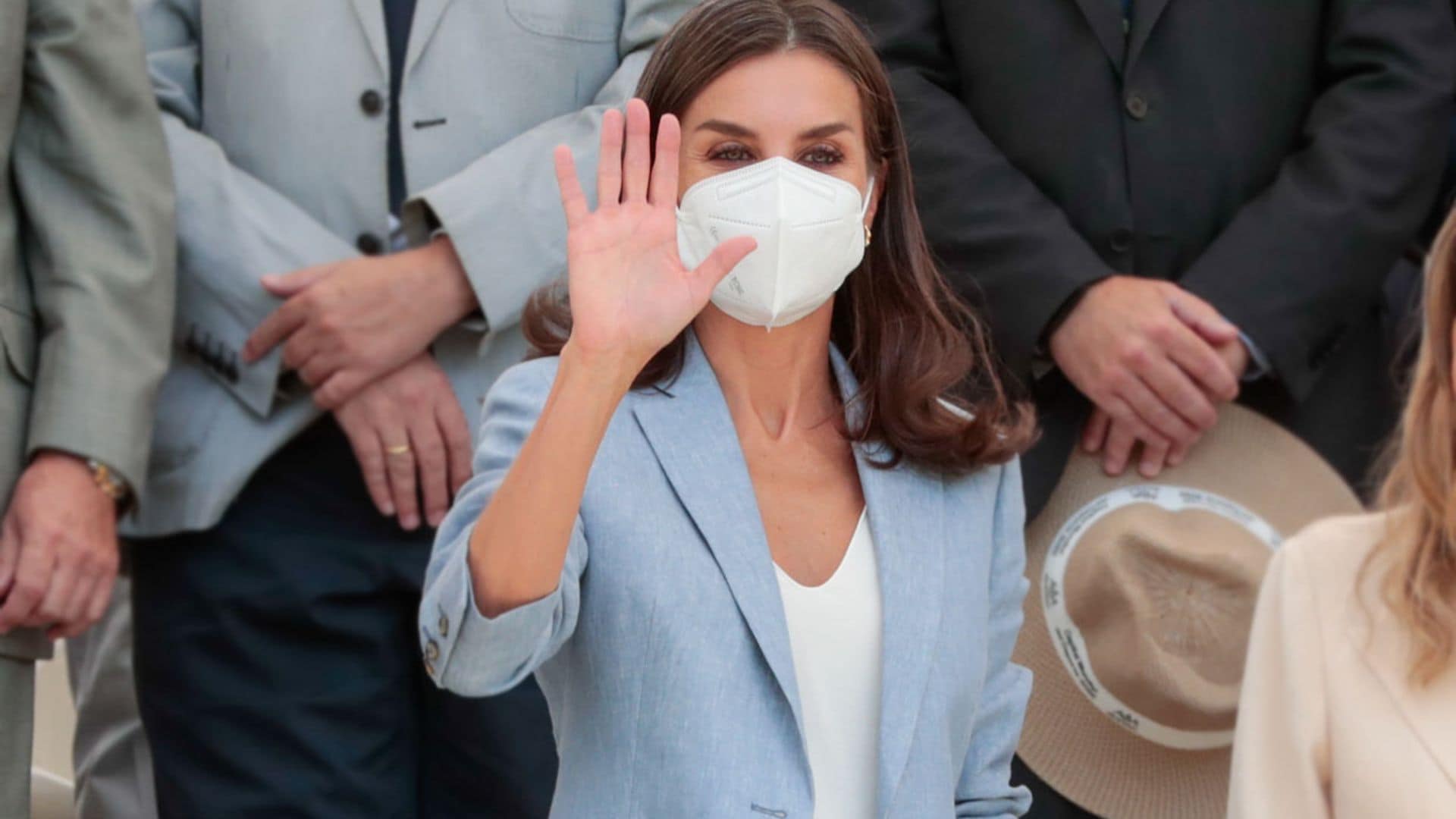 La reina Letizia reaparece en público, con mascarilla, una semana después de su positivo en covid