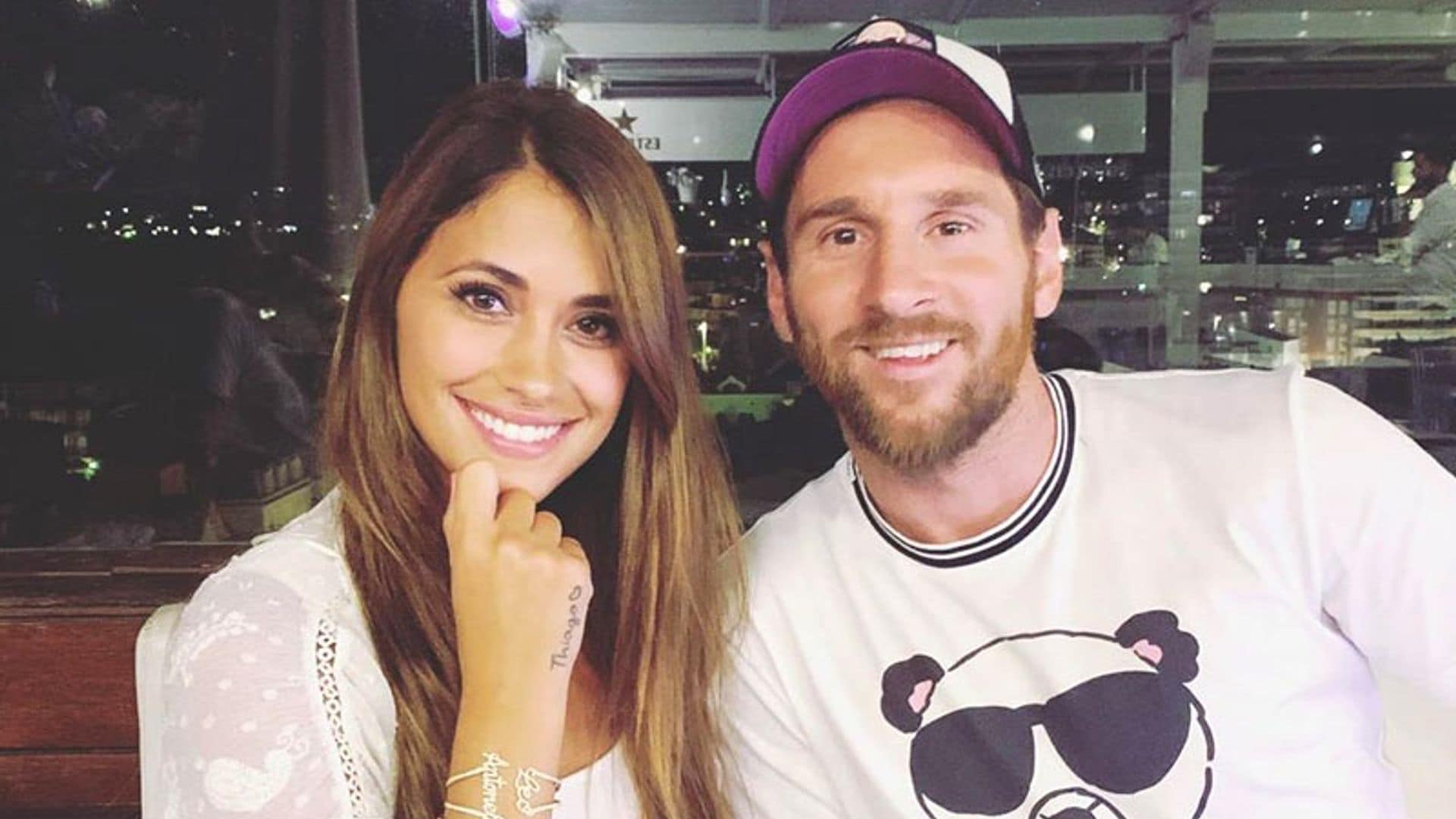 Un simpático polizón se camufla en una foto de Leo Messi y Antonela Roccuzzo ¿lo encuentras?