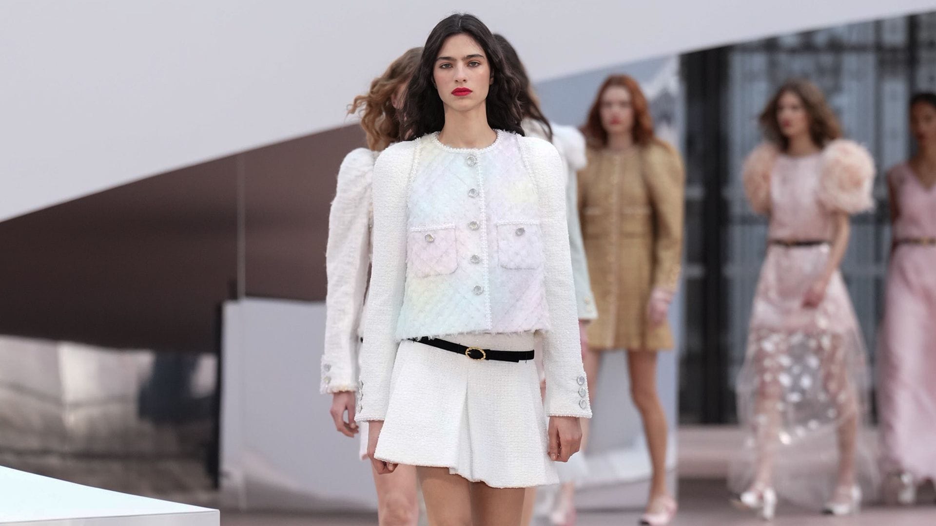 Chanel celebra 110 años en la Alta Costura con un desfile en tonos pastel y el 'tweed' como emblema