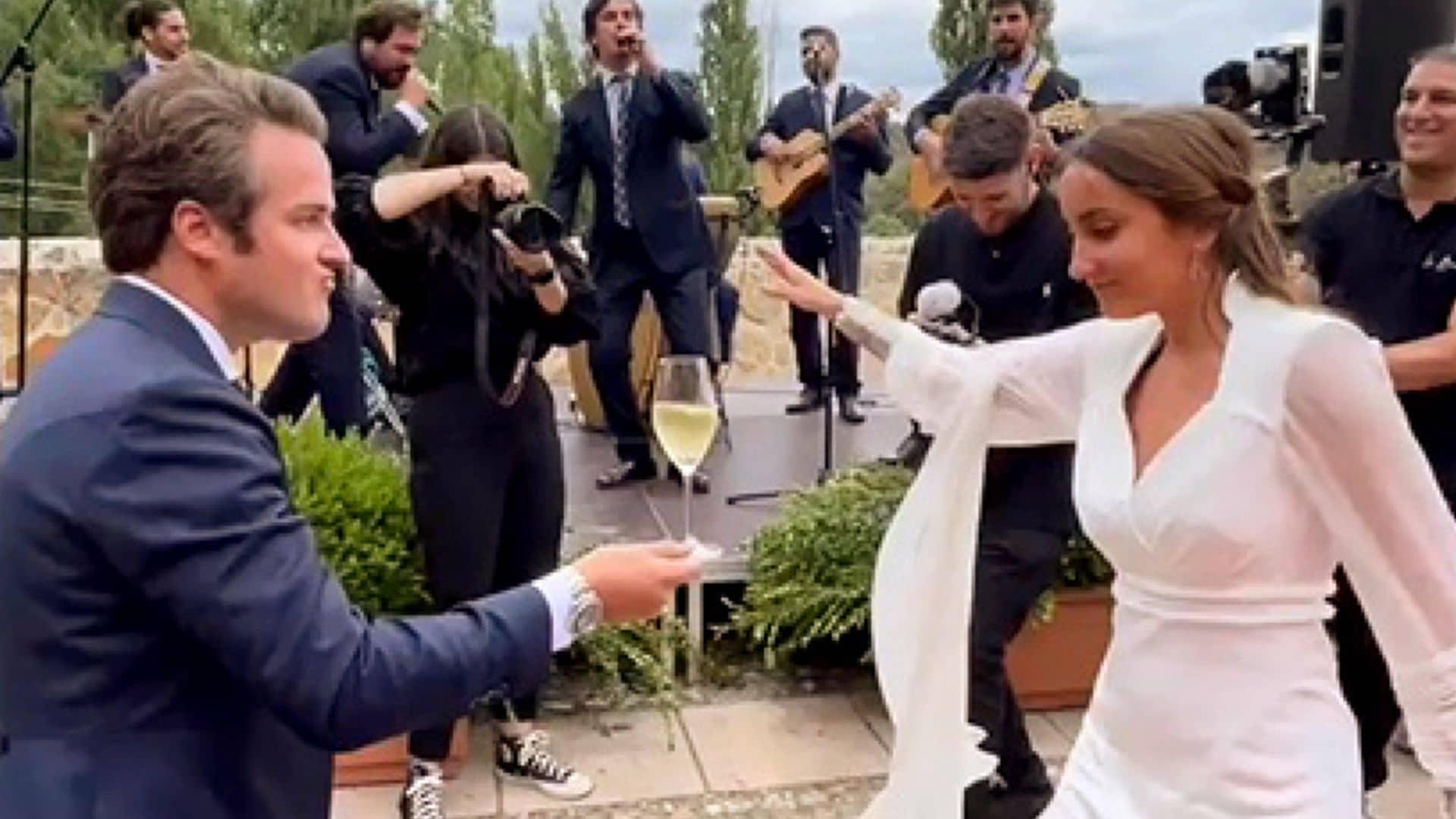 ¡Baile, mucho ritmo y el novio en plan showman! La divertidísima celebración de la boda de Lucía Pombo