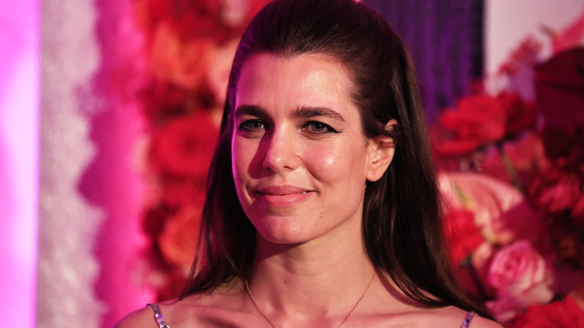 Fiebre del sábado noche en el Baile de la Rosa: Carlota Casiraghi y los Grimaldi marcan el ritmo de una fiesta disco majestuosa