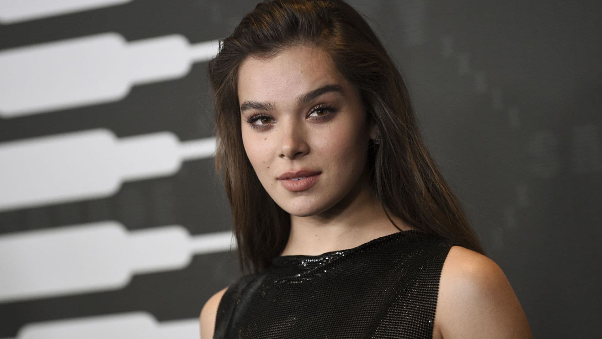 No te imaginas el número de abdominales que hace Hailee Steinfeld para presumir de vientre plano