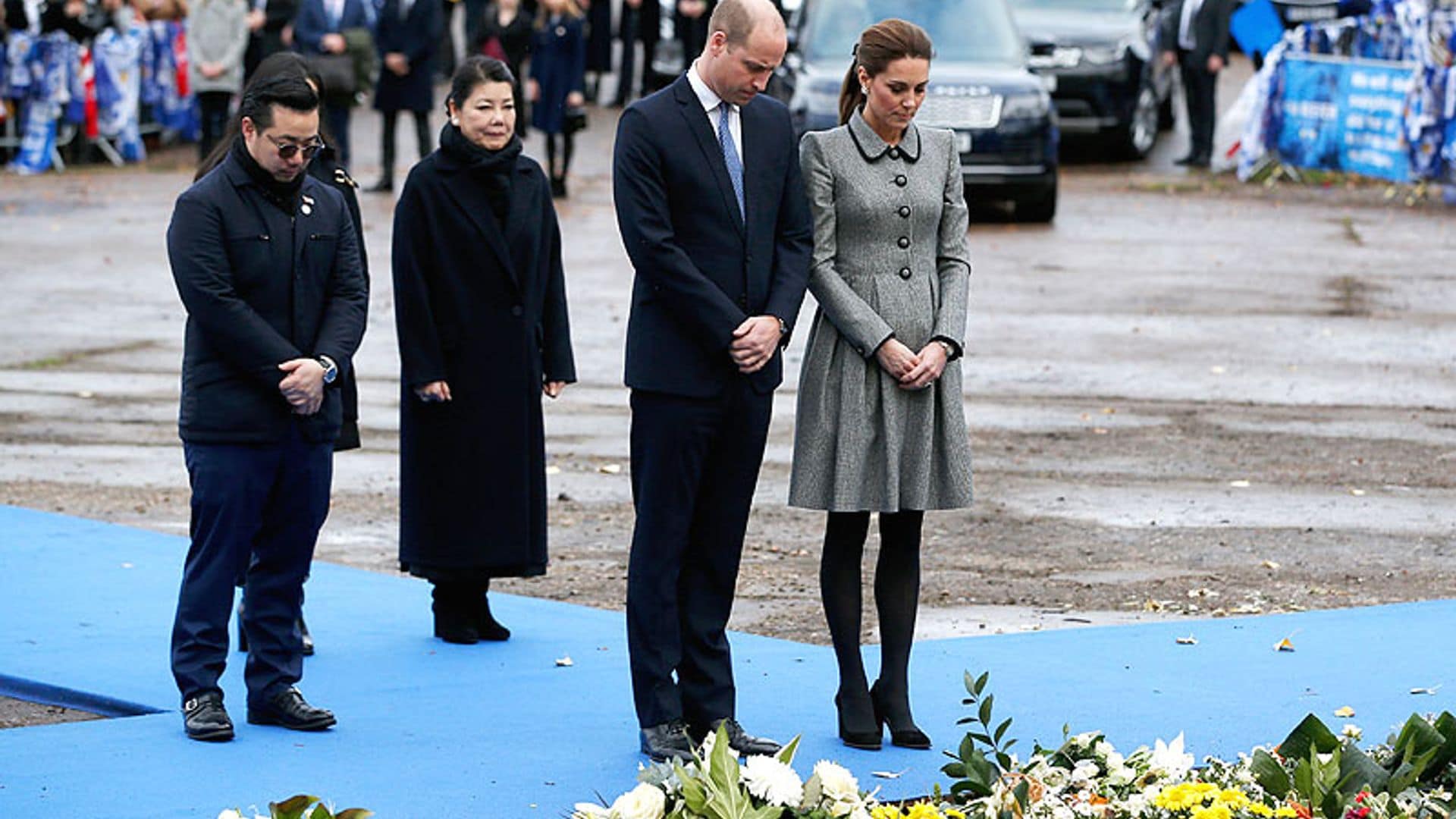 FOTOGALERÍA: Sentido homenaje de los Duques de Cambridge al fallecido presidente del Leicester